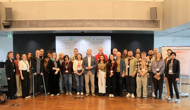 Bürgermeister Johannes Anzengruber bedankte sich persönlich für das Engagement bei den Teilnehmenden des Bürgerrates. | Foto: Stadt Innsbruck/D. Jäger