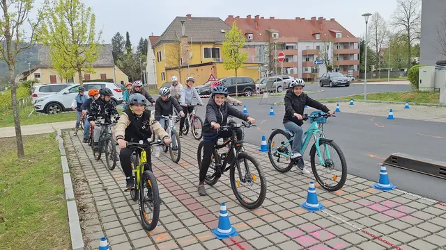 Spielerisch trainierten die Schülerinnen und Schüler wichtige Fähigkeiten für den sicheren Straßenverkehr – der Spaß kam dabei nicht zu kurz. | Foto: VS