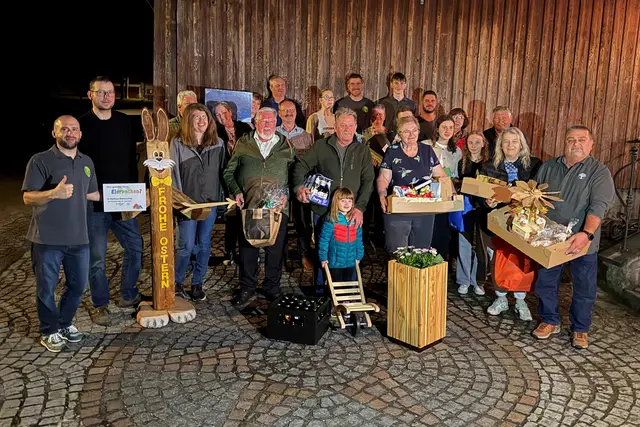 Die Gewinnerinnen und Gewinner des Eierpeckens 2026 sowie einige Personen des Organisationsteam: Dorfhaus-Obmann Harald Gretz, VV-Obmann Markus Rabl, Harald Zauner, Leonie Kurz, Martina Leutner, Manuel Gruber, Othmar Grübl, Herbert Gruber, Leopold Russ, Cornelia Haider, Emma Danzinger, Johann Danzinger, Ortsvorsteher Alexander Scheidl, Angelika Klenn, Felix Scheidl, Maria Danzinger, Michael Hipp, Lara Hölzl, Gerlinde Meidl, Astrid Krecek, Johann Meidl, Marina Weiß und Franz Karlinger. | Foto: Dorfhausverein Walterschlag