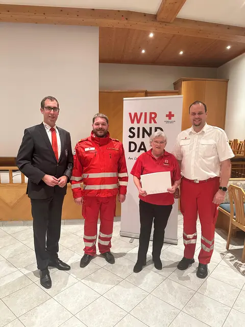 Mit dem Dienstjahresabzeichen für 15 Jahre in Silber wurden Martin Weidinger (nicht am Bild) und Augustine Königseder geehrt.  | Foto: Rotes Kreuz Engelhartszell
