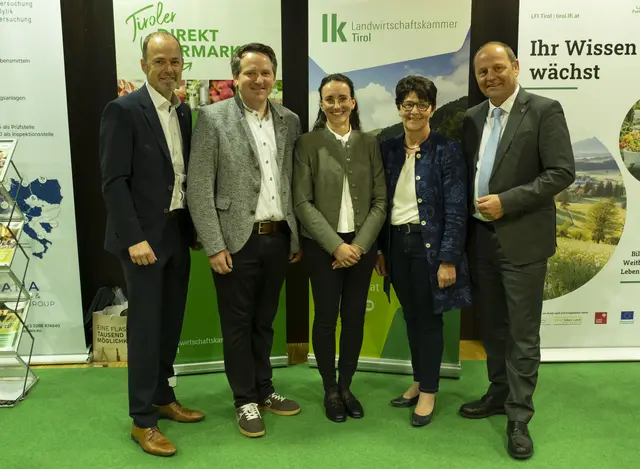 LK-Präsident Josef Hechenberger, Obmann Michael Jäger, Geschäftsführerin Lena Sprenger, Landesbäuerin Helga Brunschmid und Landeshauptmann-Stellvertreter Josef Geisler bei der Messe in Innsbruck. (v.l.) | Foto: LK Tirol