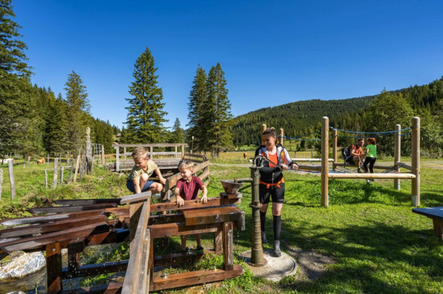 Der Almenwasserweg auf der Flattnitz ist eine Attraktion für die ganze Familie. | Foto: Tourismusregion Mittelkärnten / Franz Gerdl