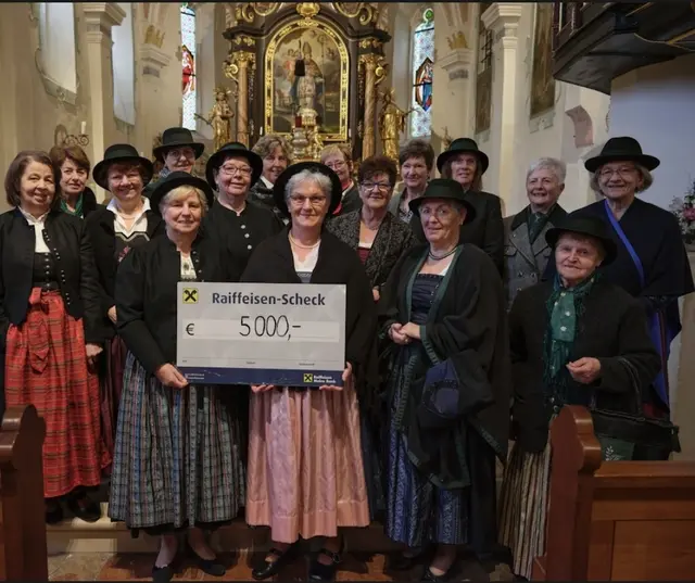 Kirchheimer Goldhauben spenden 5.000 Euro an die Pfarre