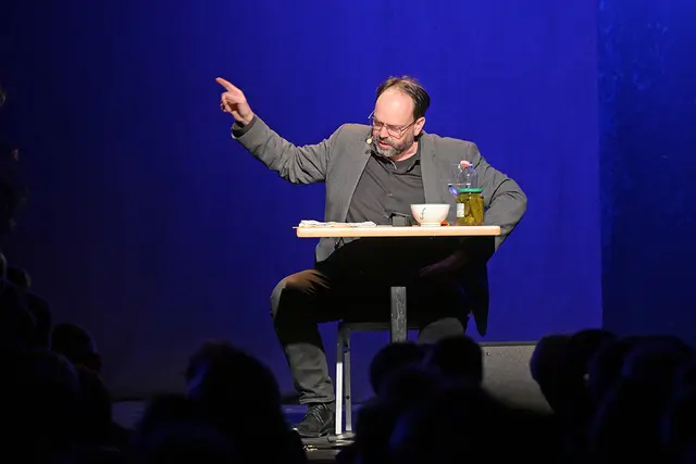 Robert Stachel als Serge, der sein Erspartes in das weiße Bild investiert hat und gekränkt auf Marcs Hohn reagiert. | Foto: Rudi Gigler