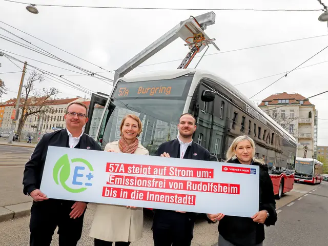 Günther Zant (Wiener Linien Mitarbeiter), Gudrun Senk (techn. Geschäftsführerin Wiener Linien), Andreas Schwarz (Wiener Linien Mitarbeiter), Monika Unterholzner (stv. Generaldirektorin Wiener Stadtwerke), präsentierten den Bus. (v.l.) | Foto: Christian Fürthner