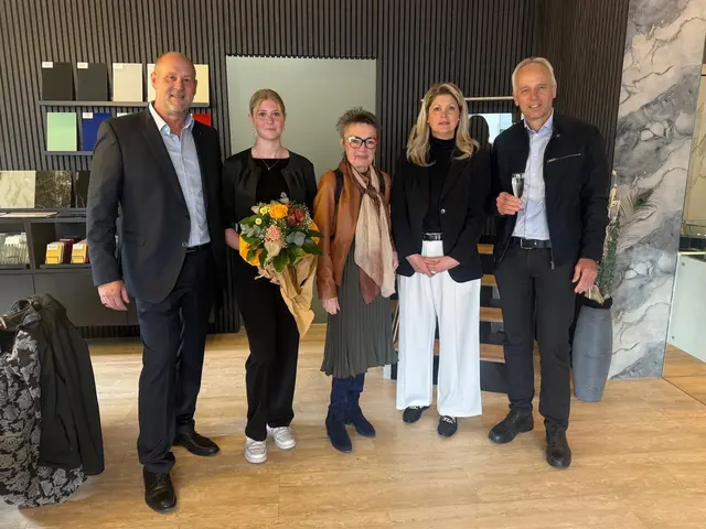 Das Unternehmen Sackmann Glas eröffnete feierlich ein neues Geschäftslokal am Hauptplatz in Bernstein.  | Foto: Lisa Stöckl 