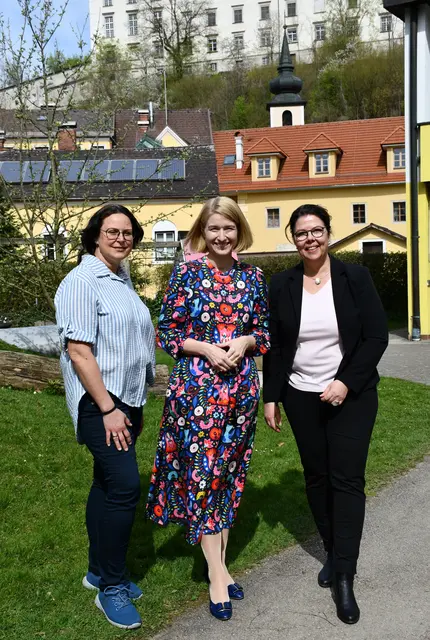 Christine Haberlander  mit Bürgermeisterin Dagmar Fetz-Lugmayr (re.) und Kindergartenleiterin Tanja König (li.).  | Foto: Gemeinde Kremsmünster