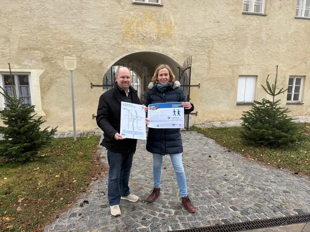 Bürgermeister Michael Nistl (ÖVP) und Wibke Strahl-Naderer (NÖ.regional). | Foto: Gemeinde Katzelsdorf