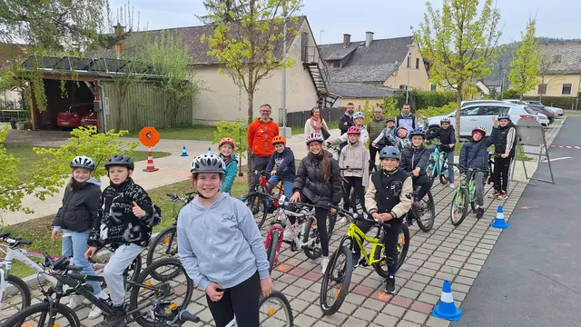 Volksschulkinder trainieren für mehr Sicherheit im Verkehr