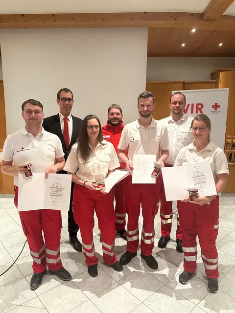 Die Verdienstmedaille in Bronze erhielten Thamara Burggraf, Simon Glas, Julia Jell, Sebastian Klaffenböck, Klaus Marböck, Marlene Ratzenböck, Katharina Strasser und Viktoria Weissenböck. | Foto: Rotes Kreuz Engelhartszell