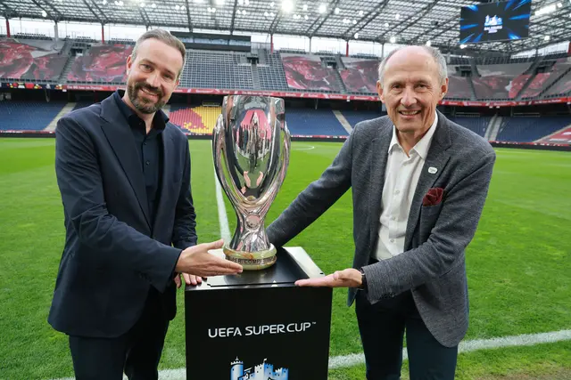 Landeshauptfrau-Stellvertreter Stefan Schnöll und Leo Bauernberger, Geschäftsführer, SalzburgerLand Tourismus GmbH mit dem UEFA Super Cup Pokal. | Foto: Land Salzburg/Franz Neumayr