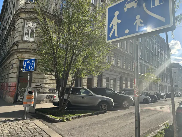 Die Wohnstraße in der Greiseneckergasse. Grüne und Links wünschen sich mehr Platz für die dortige Schule. | Foto: Michael Marbacher/MeinBezirk