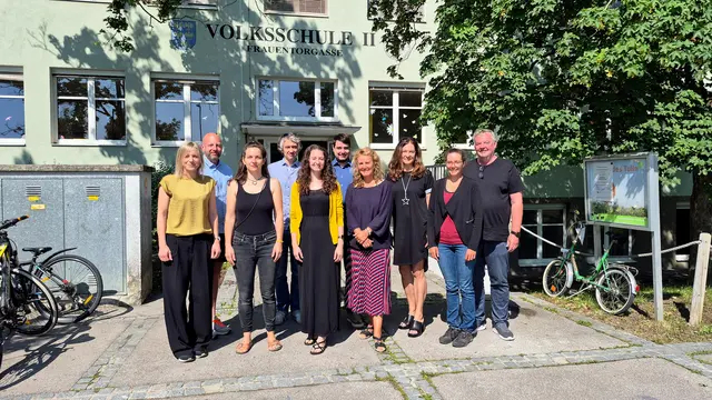 Die „Healthy 2 School“-Projektgruppe vor der Volksschule 2 Tulln: Agnes Feigl (Landschaftsarchitektin), Thomas Rudolf (Stadtgemeinde Tulln), Stadträtin Veronika Kulenkampff, Matthias Schlögl (Radlobby Tulln), Ariane Egger (Lehrerin VS2), Christoph Weber (Mobilitätsmanagement NÖ), Christina Knourek-Speringer (Lehrerin VS2), Direktorin Andrea Gleixner (VS2), Cornelia Hebenstreit (Stadtgemeinde Tulln) und Stadtrat Peter Höckner.  | Foto: Stadtgemeinde Tulln