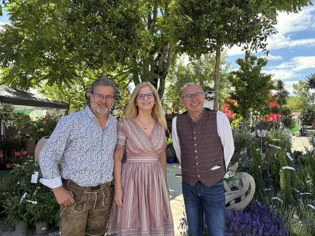 Veranstalter Manfred Plansak und Karin Stromberger mit Moderator Paul Prattes. | Foto: B. Gady