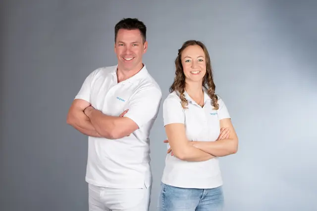 Der Orthopäde in Weiz Marko Bergovec und Claudia Melzer, administrative Leiterin der Ordination, kümmern sich um ihre Patientinnen und Patienten. | Foto: Ordination Dr. Bergovec