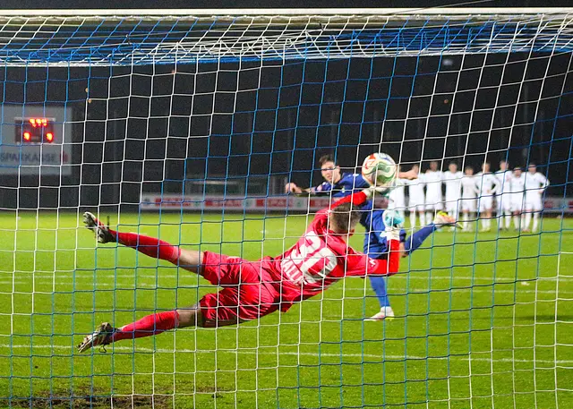 Per Elfmeterschießen qualifizierte sich der FC Wacker Innsbruck für das Viertelfinale im Kerschdorfer Tirol Cup 2026. | Foto: Schwaighofer