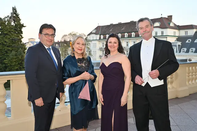 GR Herbert Dopplinger, Benita Ferrero-Waldner, Sopranistin Cornelia Hübsch und Dirigent Norbert Pfafflmeyer. | Foto: 2026psb/sap