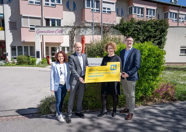 Pflegedirektorin Eva Grabbe, Karl Dorninger (Land NÖ), Landesrätin Christiane Teschl-Hofmeister und der Kaufmännische Direktor Johannes Salaban-Hofer | Foto: NLK Khittl