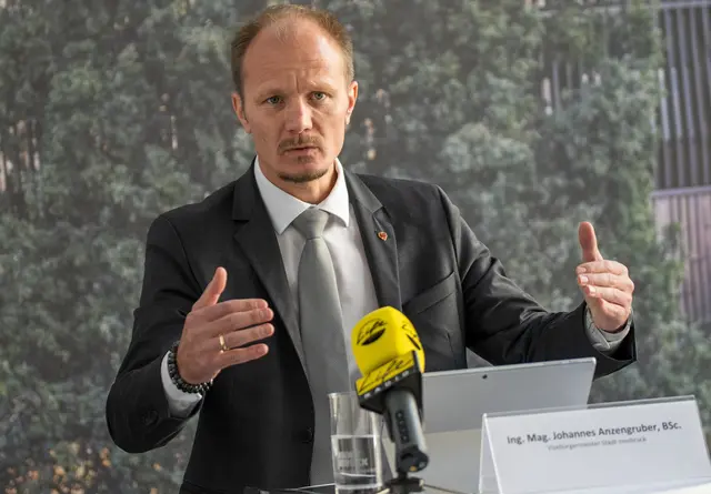 Bürgermeister Johannes Anzengruber betont die Bedeutung der Vernetzung im Pflegebereich für die zukünftige Versorgung in Innsbruck. | Foto: zeitungsfoto.at