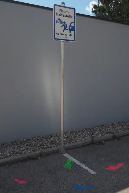 Elternhaltestelle Absdorf mit Piktogrammen. | Foto: NÖ.Regional