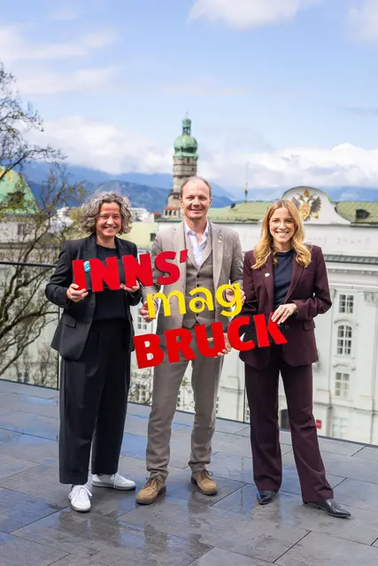 Heike Kiesling, Johannes Anzengruber und Barbara Plattner auf der Dachterrasse des Haus der Musik mit dem Slogan INNS‘ mag BRUCK | Foto: Alena Klinger 
