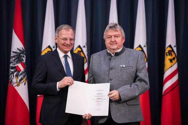Unter den Geehrten befand sich auch Herbert Klein (r.) aus dem Bezirk Grieskirchen. | Foto: Land OÖ/ Max Mayrhofer