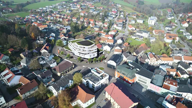 Das „Stadtquartier“ soll mit einem Lebensmittelgeschäft, einem Hotel, einem Café und Geschäfts- und Büroflächen ausgestattet sein. | Foto: F2 Architekten