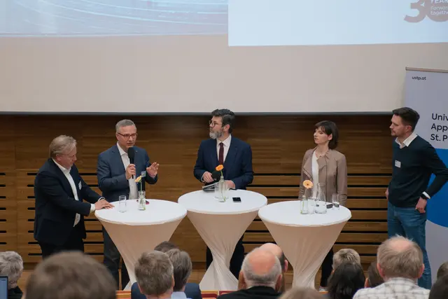 Harald Kräuter (ORF), Christof Kastner (Kastner Gruppe), Michael Köttritsch (Die Presse), Anna Kofler (AI Mom, dryven &amp; thynkAI), Mateo Primorac (scopri.ai) | Foto: Felix Schadinger