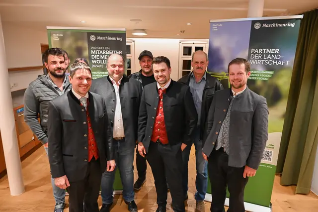 Obmann Mario Rieder (vorne links) und Geschäftsführer Andreas Bletzacher (vorne Mitte) mit den Vorstandsmitgliedern des Maschinenring Schwaz.
 | Foto: Maschinenring Schwaz