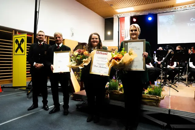 Bezirkskapellmeister Hannes Ploner mit den Geehrten: Heinz Wagner (Förderer der Blasmusik), Sonja Gaisbacher (über 10 Jahre Marketenderin) und Christina Tiefenthaler (25 Jahre) (v.l.).  | Foto: Lena Sophie Shoots