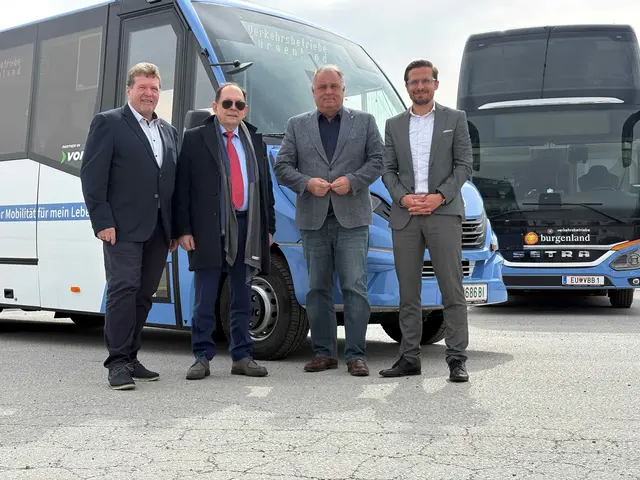 Bereichsleiter Technischer Betrieb, Alfred Bruckner, K-Bus-Eigentümer Stefan Kutsenis sen. und die beiden VBB-Geschäftsführer Wolfgang Werderits und Johannes Jandrisevits bei der Busübergabe. | Foto: Verkehrsbetriebe Burgenland