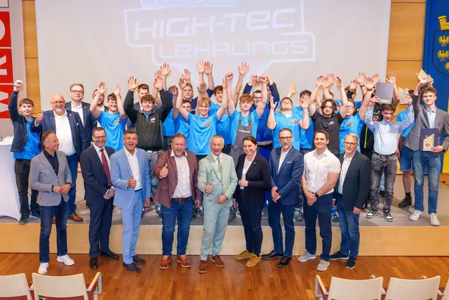 High-Tec Lehrling Gruppe: Großer Jubel um den „Tag des High-Tec Lehrlings“ der NÖ Metallgewerbe und die hervorragenden Leistungen bei den Landeslehrlingswettbewerben. | Foto: Josef Bollwein