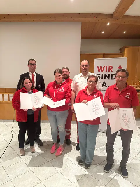 Für zehn Jahre im Einsatz erhielten Bettina und Lina Haderer, Lena Hamedinger sowie Anna und Hans Klaffenböck das Dienstjahresabzeichen in Bronze. | Foto: Rotes Kreuz Engelhartszell