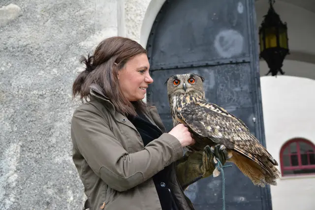 Künstlerin Kirstin Wilhelm präsentierte ihre außergewöhnlichen Werke im Kultraum der Burg Lockenhaus. Gemeinsam mit ihrem Uhu „Hugo“ entstanden die sogenannten Verschmelzbilder. | Foto: Rosenberger Victoria