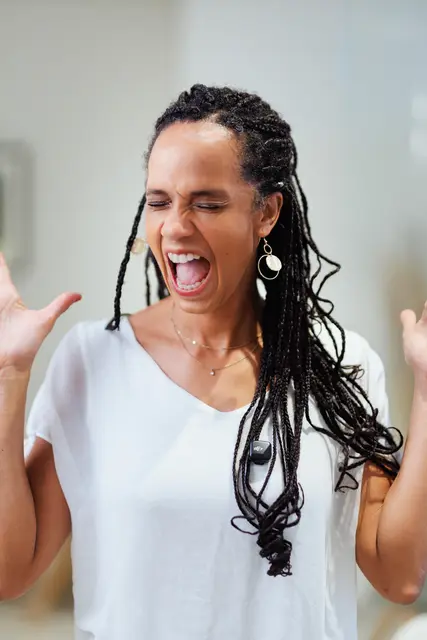 Gynäkologin Kehinde Wewe aus Scheibbs: "Mein Podcast richtet sich an Jugendliche, die ihren Körper besser verstehen möchten." | Foto: Markus Morawetz/grlztalk.at