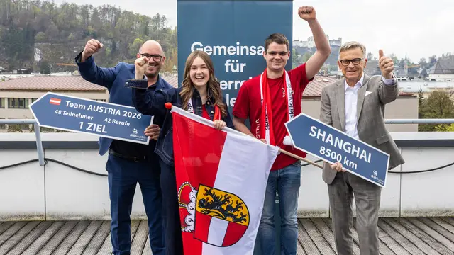 Bei der Teampräsentation in Salzburg (v. l.): Jürgen Kraft (SkillsAustria), Julia Gschwandtner, Bernhard Moser und WKS-Präsident Peter Buchmüller.  | Foto: WKS/wildbild
