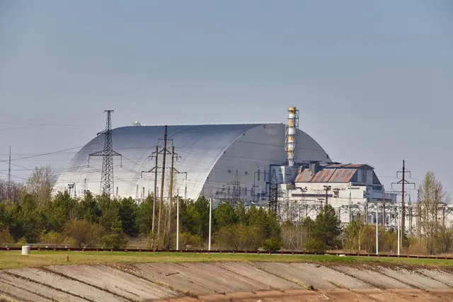 Ein "Sarkophag" wurde über die immer noch hochgradig strahlende Ruine des havarierten Reaktors von Tschernobyl geschoben. | Foto: Saharrr/smarterpix