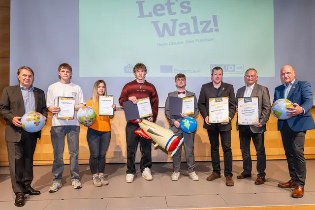 WKNÖ-Präsident Wolfgang Ecker (l.) und AK NÖ-Präsident Markus Wieser (r.) gratulierten, v.l.: Christopher Peschel, Lena Böhm, Philipp Rudolf, David Traxler und den Award-Gewinnern Ewald Dangl (TEST-FUCHS GmbH) sowie Helmut Weidenauer (TE Connectivity Austria GmbH). | Foto: Andreas Kraus