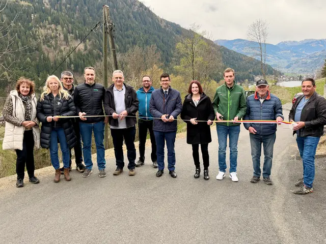 Gemeinsam wurde das sanierte Teilstück des Eder-Krainer-Weges in Feld am See feierlich eröffnet. | Foto: Büro LHStv. Gruber