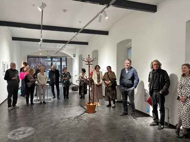 Interessierte Kunstgenießerinnen und -genießer versammelten sich im Salon des Kunsthauses Köflach. | Foto: MeinBezirk/Harald Almer