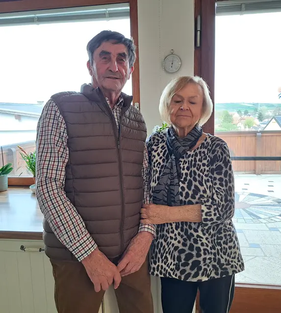 Brigitte Hasiner wird 75, Seniorenorganisation überreicht Gutschein