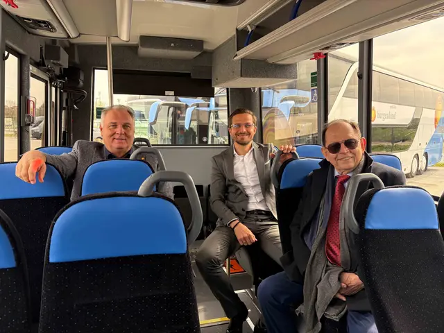 Bereichsleiter Technischer Betrieb, Alfred Bruckner, K-Bus-Eigentümer Stefan Kutsenis sen. und die beiden VBB-Geschäftsführer Wolfgang Werderits und Johannes Jandrisevits bei der Busübergabe. | Foto: Verkehrsbetriebe Burgenland