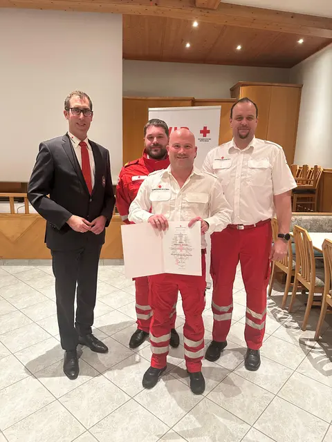 Manuel Wenzl wurde zum Hauptsanitätsmeister ernannt.  | Foto: Rotes Kreuz Engelhartszell
