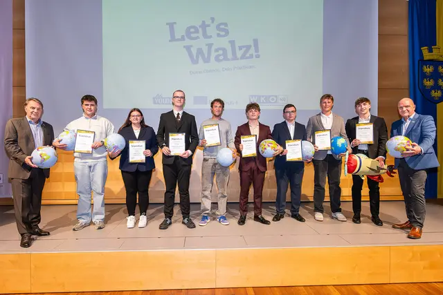 WKNÖ-Präsident Wolfgang Ecker (l.) und AK NÖ-Präsident Markus Wieser (r.) gratulierten, v.l.: Fabian Wurm, Annika Böhm, Theodor Klinger, Stefan Pauli, Arne Kozikowski, Jakob Klammer, Paul Schneider und Florian Sulzbacher. | Foto: Andreas Kraus