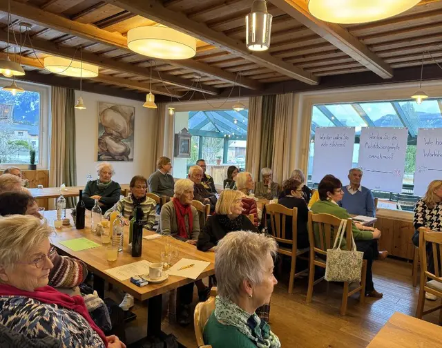 Etwa 30 Bürgerinnen und Bürger nutzten die Gelegenheit, um sich über öffentliche und digitale Mobilitätsangebote zu informieren. | Foto: Klimabündnis Steiermark