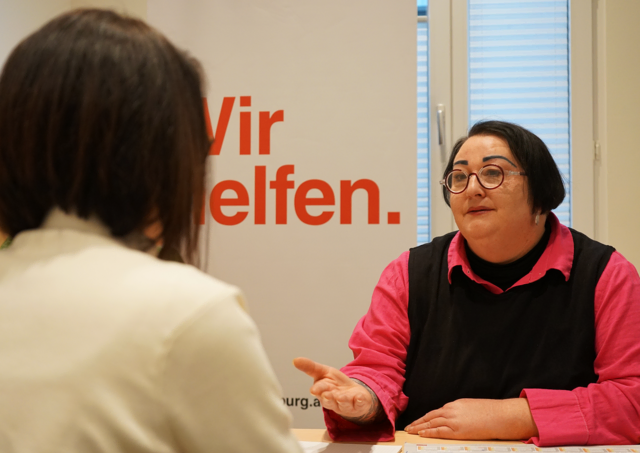 Andrea Klapper ist Leiterin des Caritas-Zentrum Wörgl und hilft Betroffenen in Beratungsgesprächen. Sie führt auch Erstgespräche zum Thema Energiesparen. | Foto: Caritas