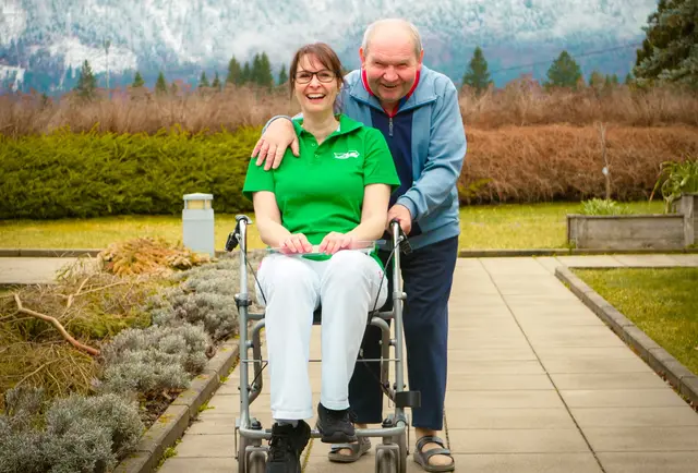 Nicole, diplomierte Gesundheits- und Krankenpflegerin in einem Pflegeheim der AVS in St. Stefan im Gailtal, mit einem Klienten.  | Foto: AVS