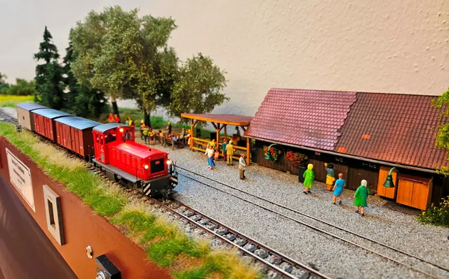 Mit viel Liebe zum Detail entstand eine 18,5 Meter lange Modellbahnanlage, die Bahnhöfe, Landschaft und Fahrzeuge originalgetreu widerspiegelt. | Foto: Konstantin Barta