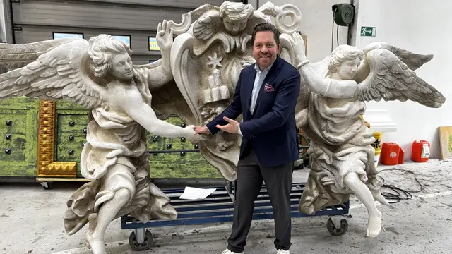 Daniel Serafin, Intendant der Oper im Steinbruch, in den Werkstätten von Winter Artservice. | Foto: Andreas Pölzl/MeinBezirk