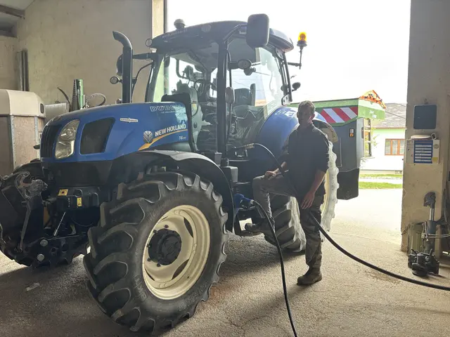 Das Tanken der großen Maschine wird zum Nervenkitzel. | Foto: Alexandra Goll